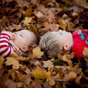 Dzieci leżące wśród liści