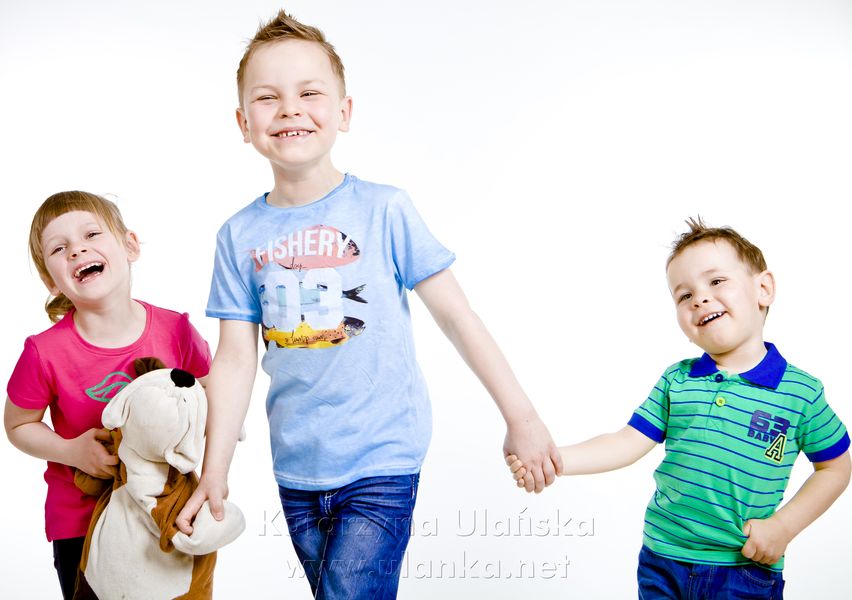 Dzieci trzymające się za ręce