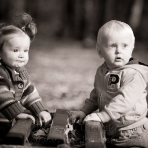 Czarno biała fotografia dzieci