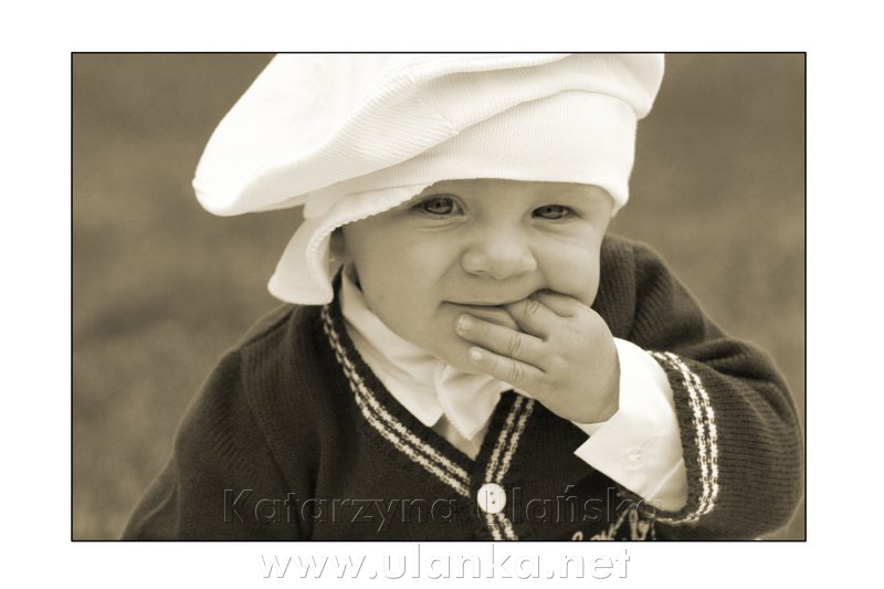 Monochromatyczna fotografia małego chłopca