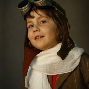 Dziewczynka w przebraniu pilota z goglami