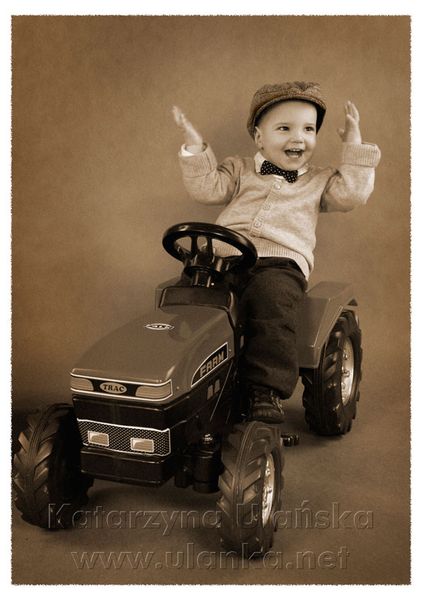 Fotografia chłopca na traktorze zabawce
