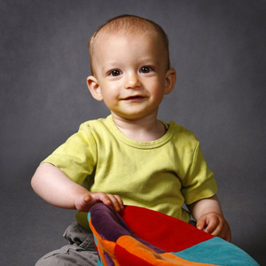 Kolorowa fotografia małego chłopca