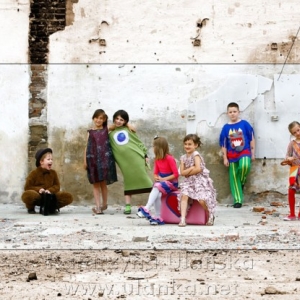 Kolorowe zdjęcie dzieci pod murem