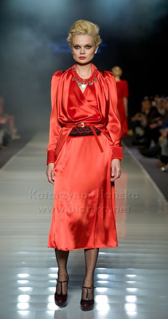 Fotografia eventowa, pokaz mody, bląd modelka w czerwonej sukni