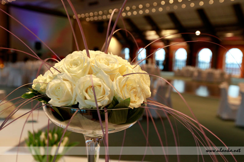 Fotografia eventowa, bukiet białych róż na sali bankietowej
