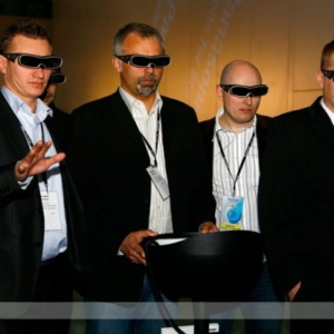 Fotografia eventowa, czterech mężczyzn w okularach 3D na evencie reklamującym telewizor Panasonic
