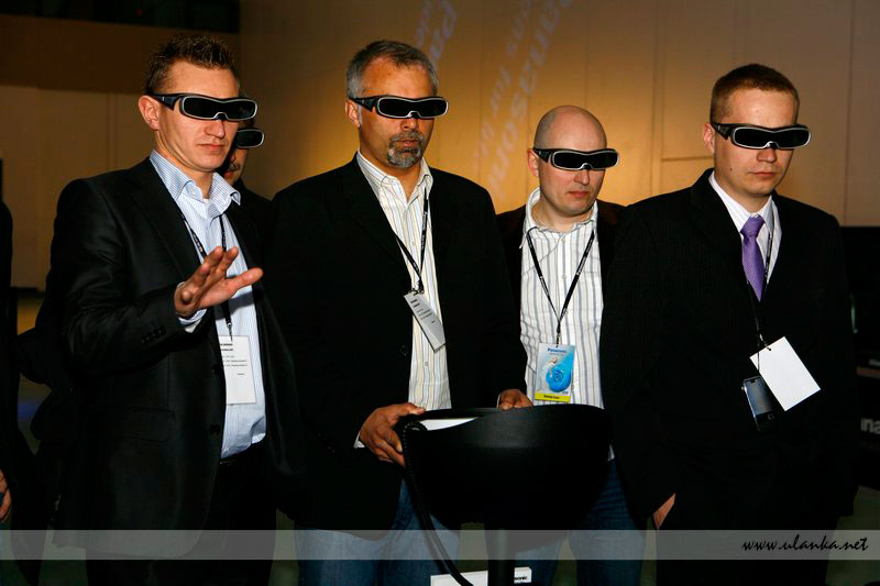 Fotografia eventowa, czterech mężczyzn w okularach 3D na evencie reklamującym telewizor Panasonic