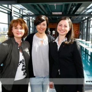 Fotografia eventowa, trzy kobiety pozujące w budynku hotelowym z basenem