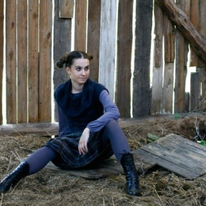 Fashion, modelka siedząca na deskach w stodole