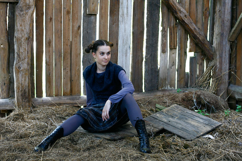 Fashion, modelka siedząca na deskach w stodole