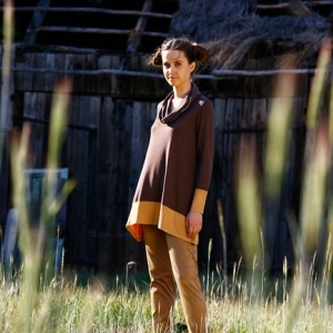 Fotografia mody, modelka na łonie natury przy stodole