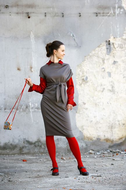 Fotografia mody, modelka w szaro-czerwonym stroju