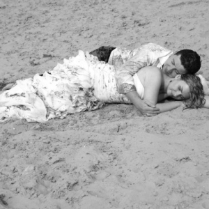 Fotografia ślubna - sesja plenerowa na piasku na plaży