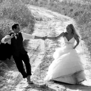 Fotografia ślubna - sesja plenerowa na drodze pośród łąk