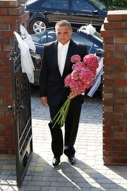 Fotografia ślubna - Przygotowania do ślubu, pan młody z kwiatami