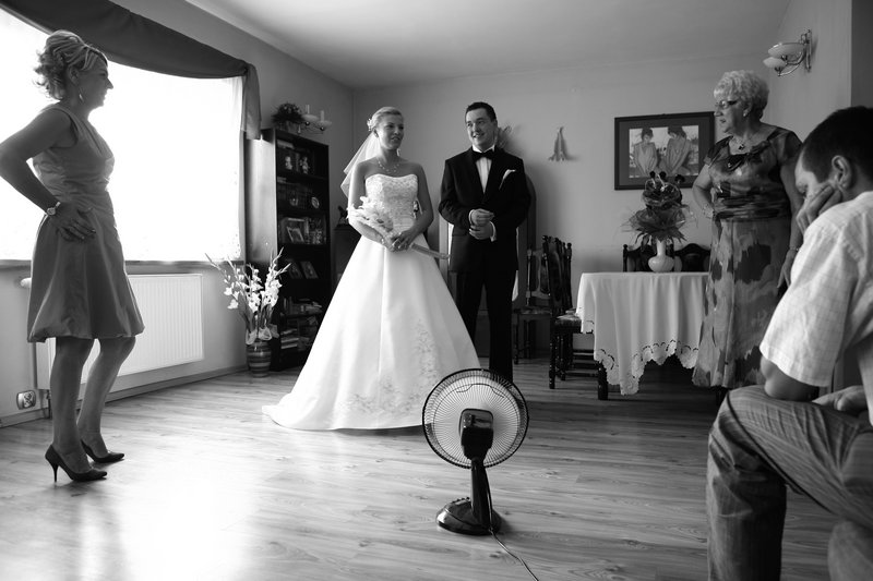 Fotografia ślubna - Przygotowania do ślubu, para młoda z rodzicami na błogosławieństwie