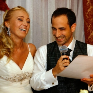 Fotografia ślubna - wesele, para młoda czytająca przy mikrofonie
