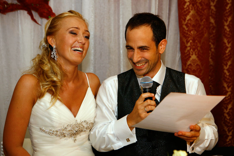Fotografia ślubna - wesele, para młoda czytająca przy mikrofonie