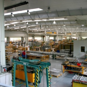 fotografia wizerunkowa fabryki, hala produkcyjna
