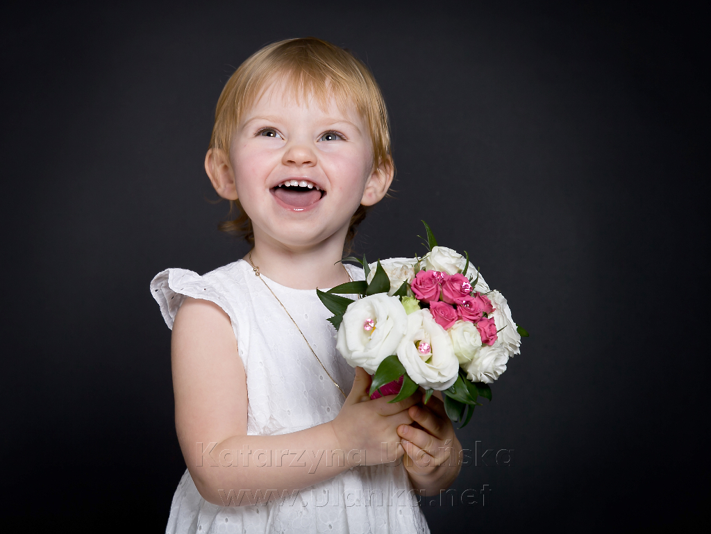 Zdjęcie ze chrztu -dziewczynka z kwiatami