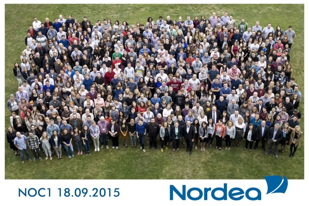 Fotografowanie eventów firmowych - Zdjęcie grupowe pracowników banku Nordea