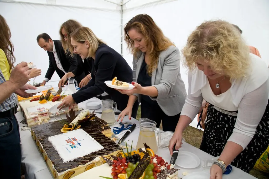 Fotografowanie eventów firmowych - krojenie tortów przez kierownictwo banku Nordea