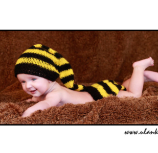 Zdjęcie noworodka w czarno żółtej czapce