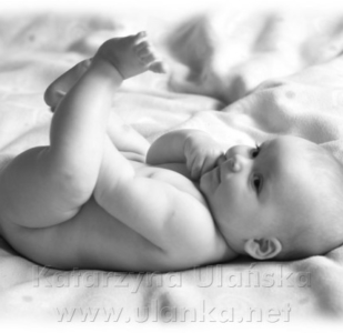 Czarno białe zdjęcie noworodka