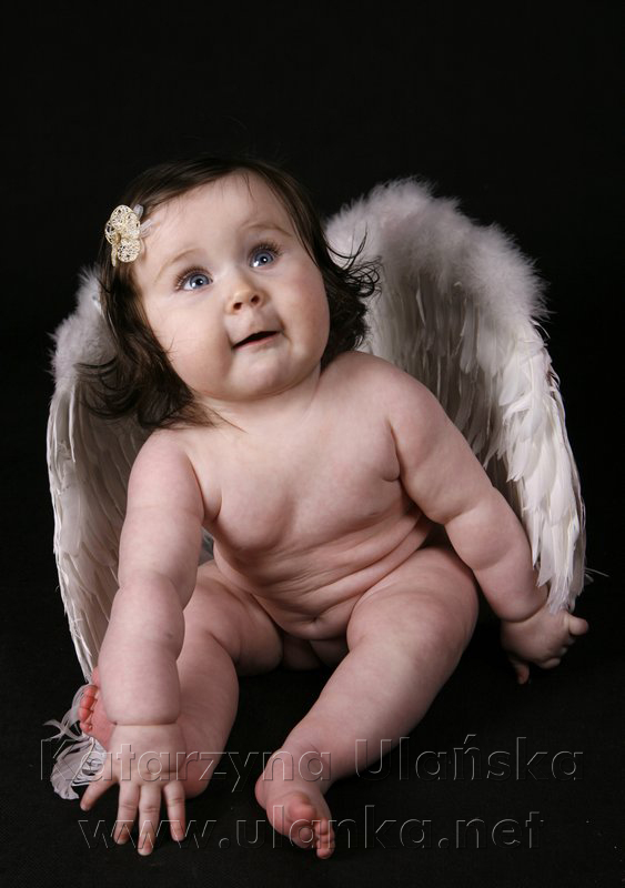 Noworodek w skrzydłach anioła