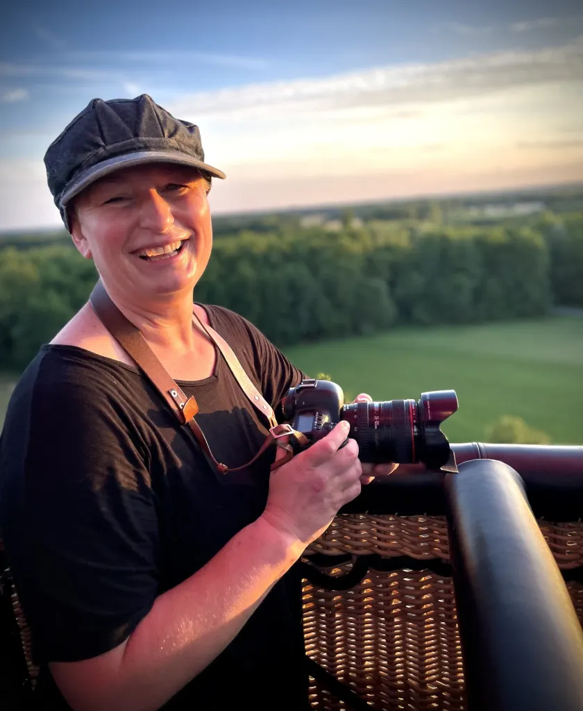 Katarzyna Ulańska, fotograf z Łodzi, z aparatem o zachodzie słońca