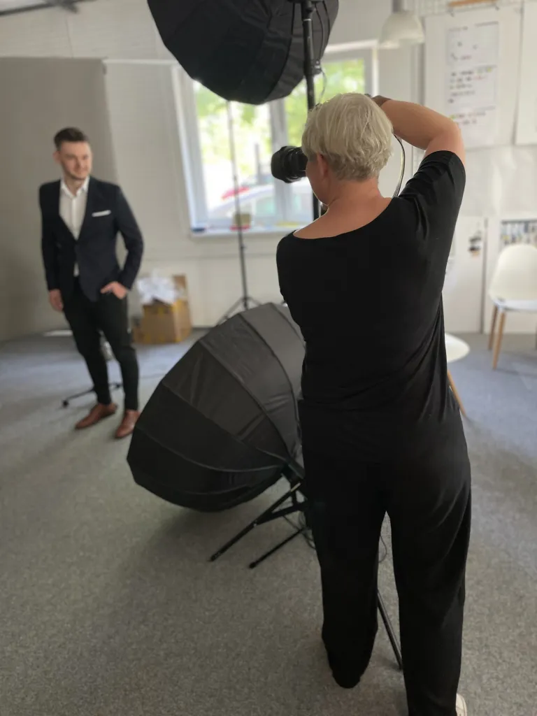 Fotografka podczas sesji portretowej w studiu