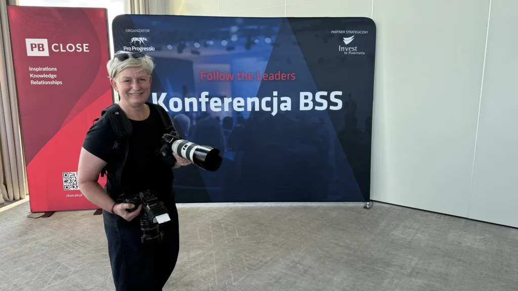Fotografka na konferencji biznesowej