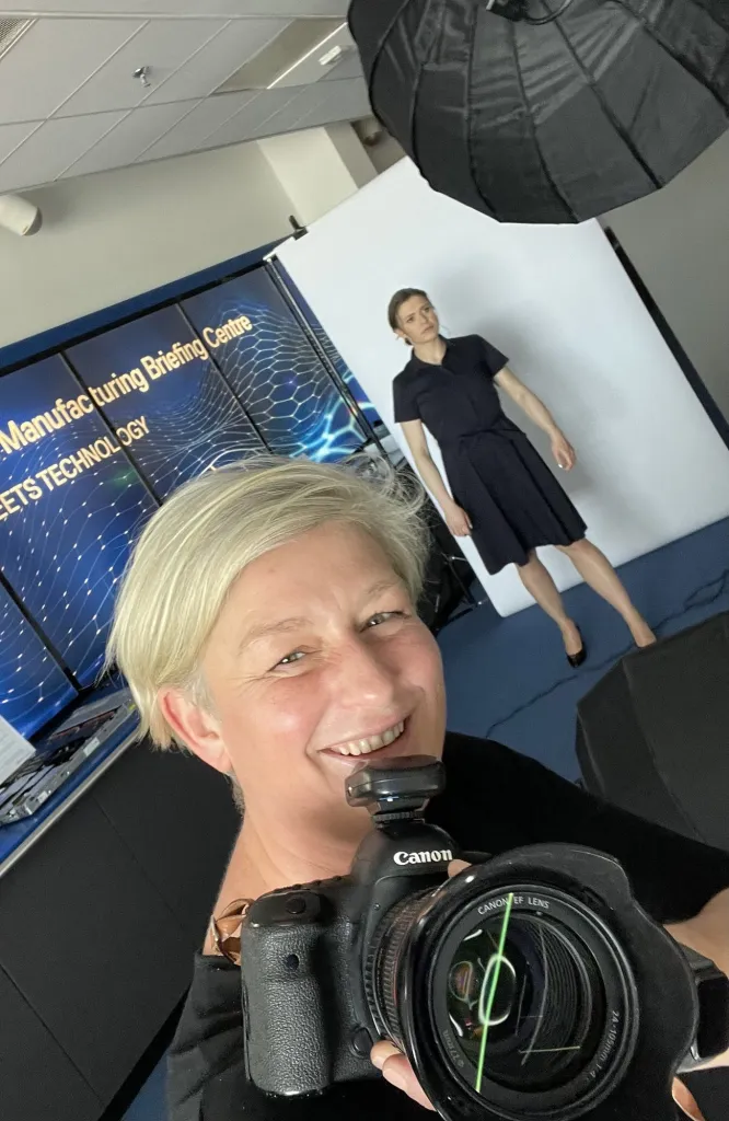 Selfie fotografki z aparatem na konferencji