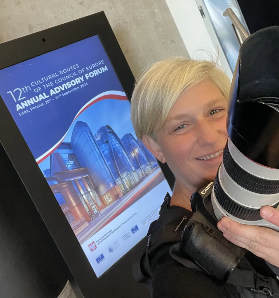 Fotografka z aparatem na forum biznesowym