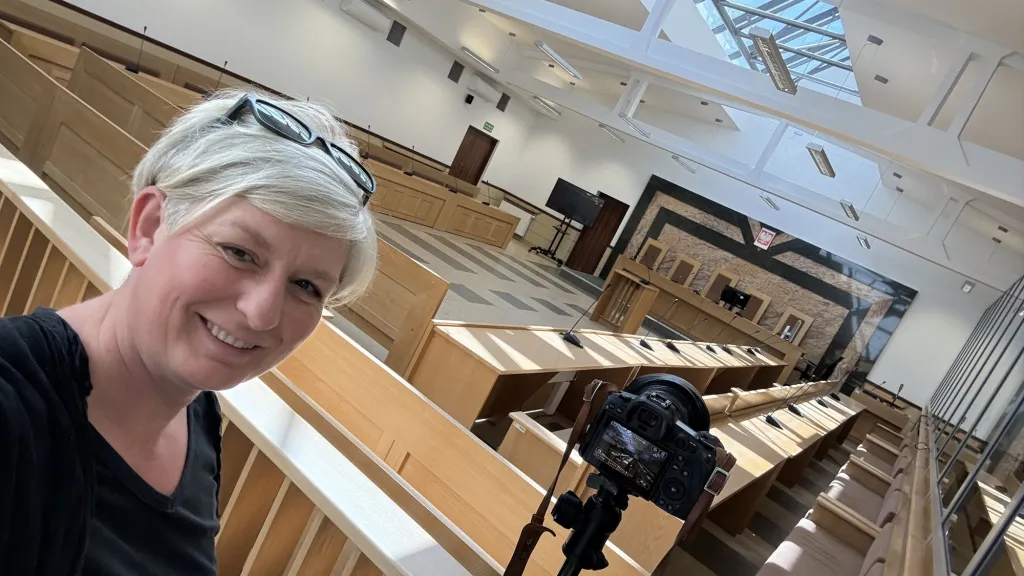Selfie fotografki w sali wykładowej podczas reportażu