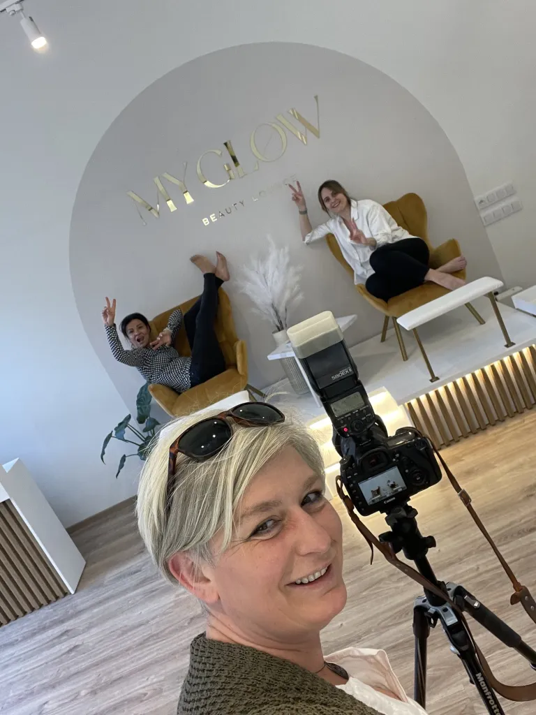 Selfie fotografki ze sprzętem w studiu