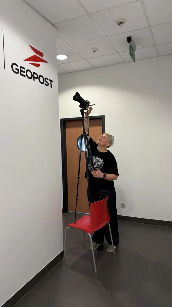 Fotografka na drabinie robi zdjęcie z góry