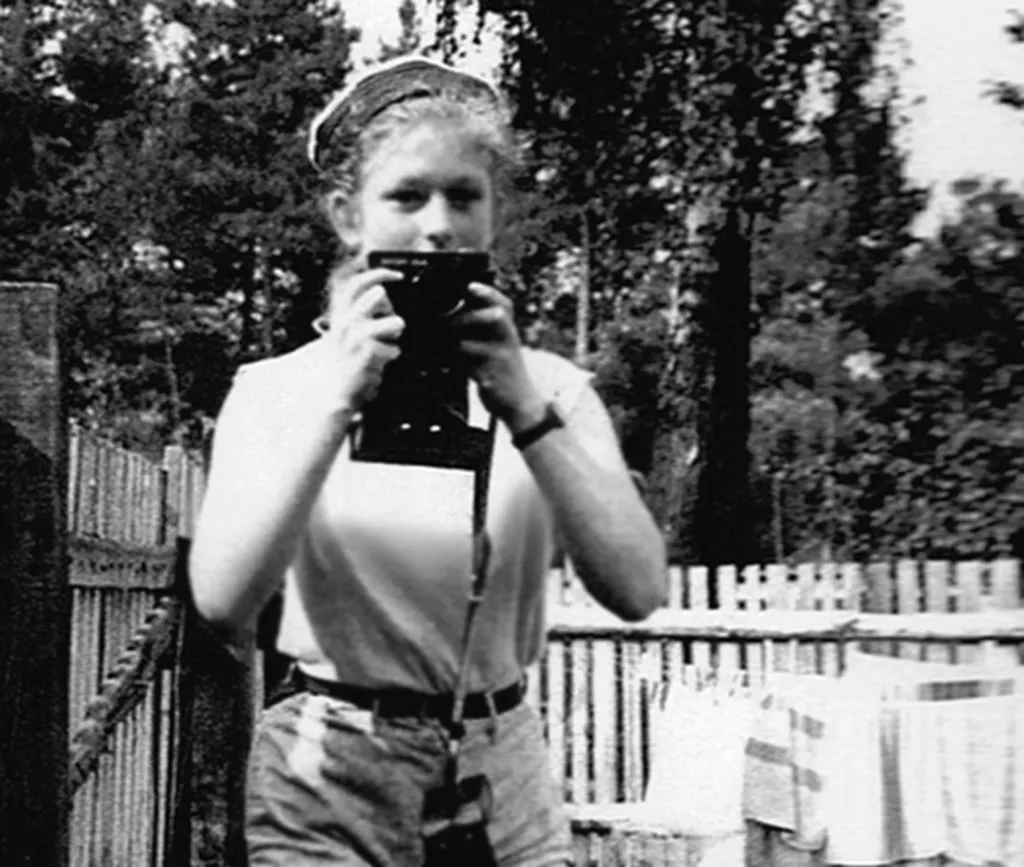 Czarno-biały portret fotografki z aparatem średnioformatowym