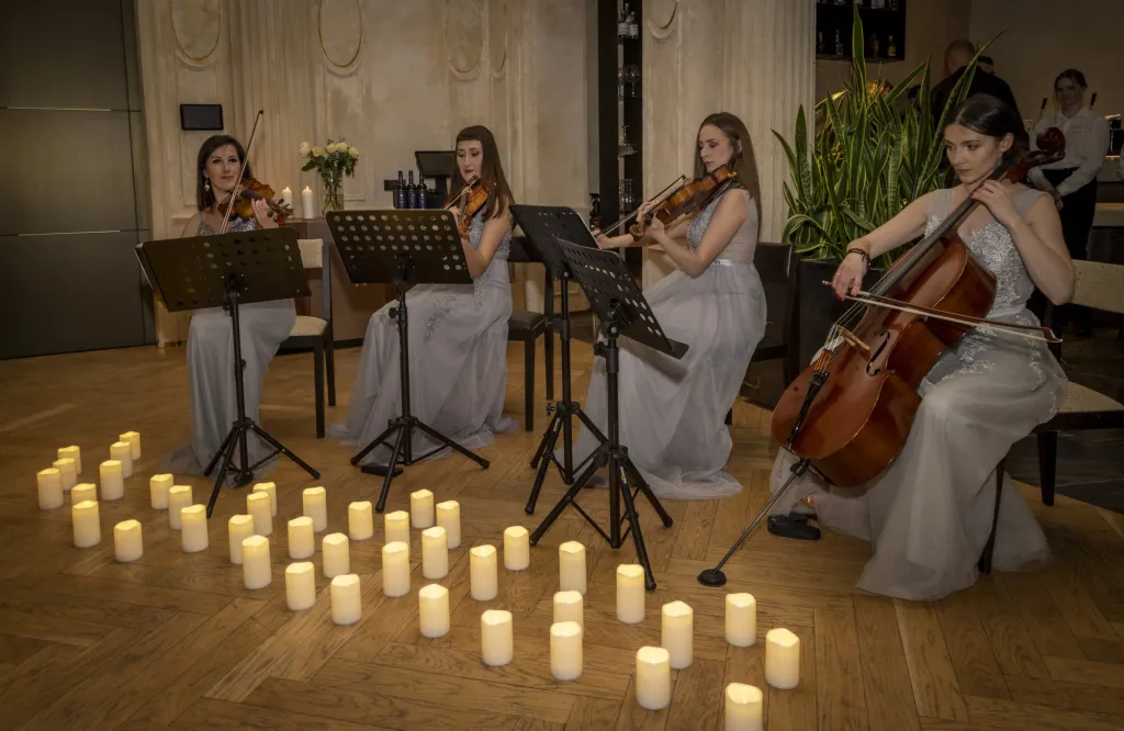 Fotografia eventowa – kwartet smyczkowy przy świecach