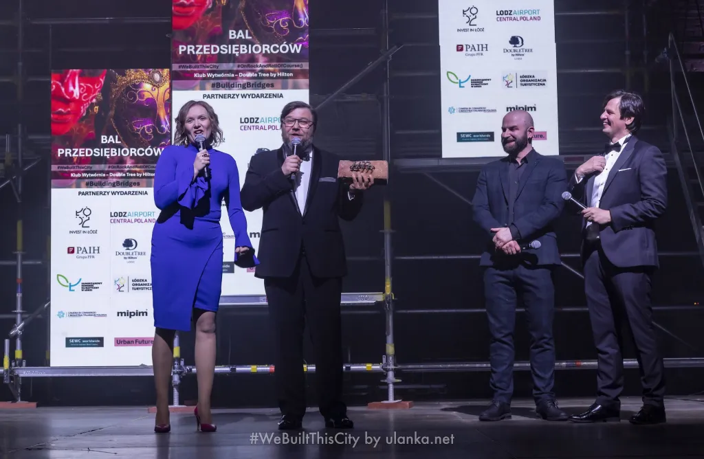 Fotografia eventowa – bal z prowadzącymi na scenie
