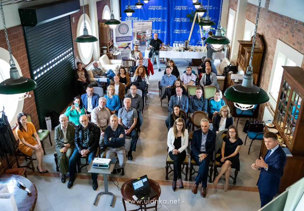 Fotografia eventowa – konferencja z góry, widok na salę