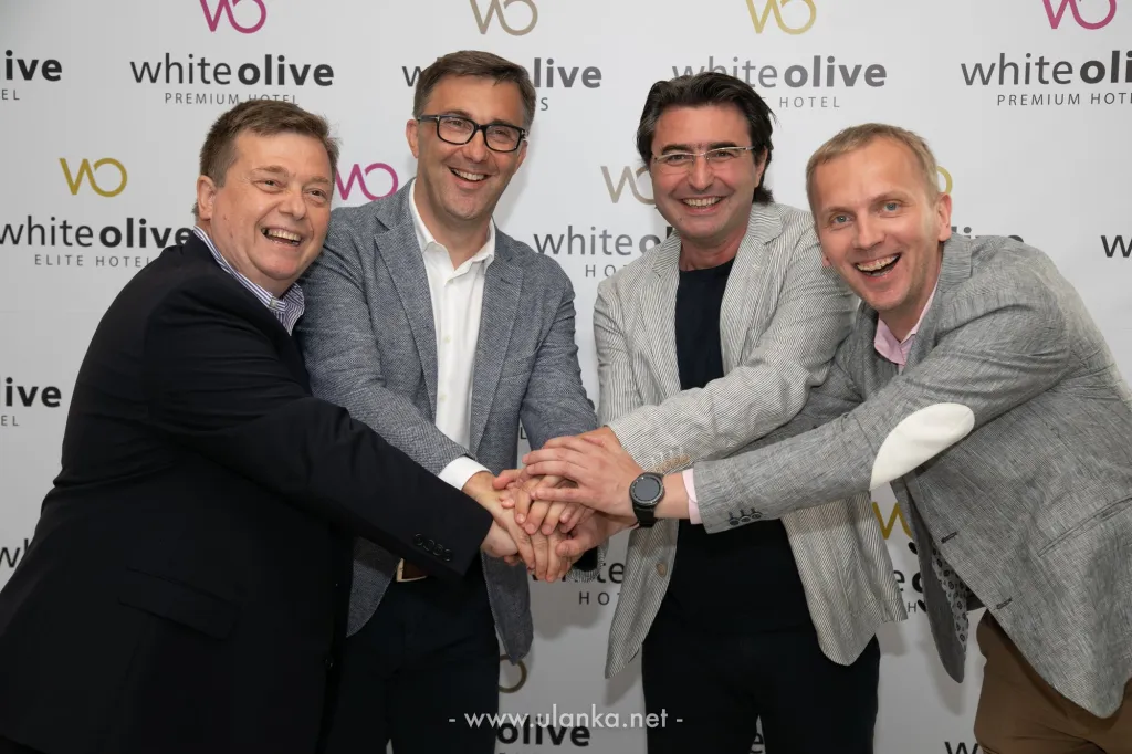 Fotografia eventowa – partnerzy biznesowi łączący dłonie