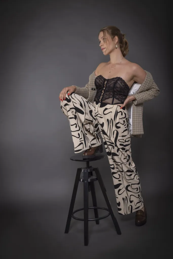 Sesja kobieca – elegancka poza w studiu
