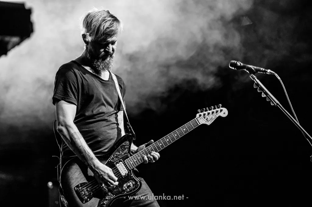 Czarno-białe zdjęcie gitarzysty podczas koncertu