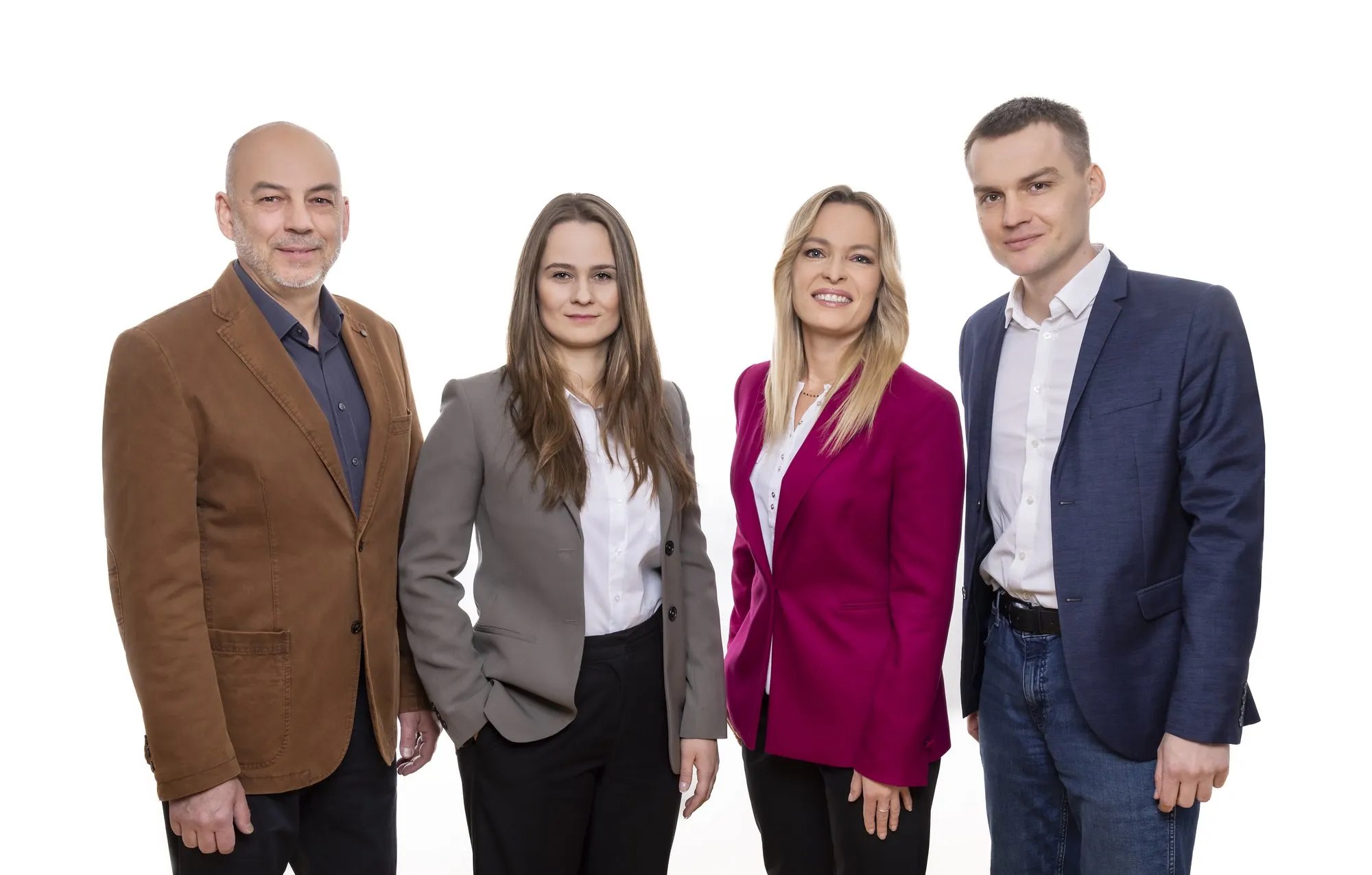Fotografia korporacyjna – zespół firmy na białym tle