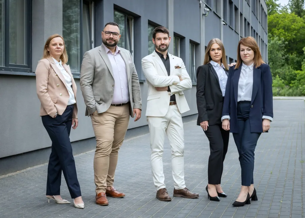 Fotografia korporacyjna – zespół przed biurowcem
