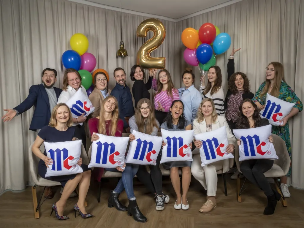 Fotografia korporacyjna – jubileusz zespołu z balonami