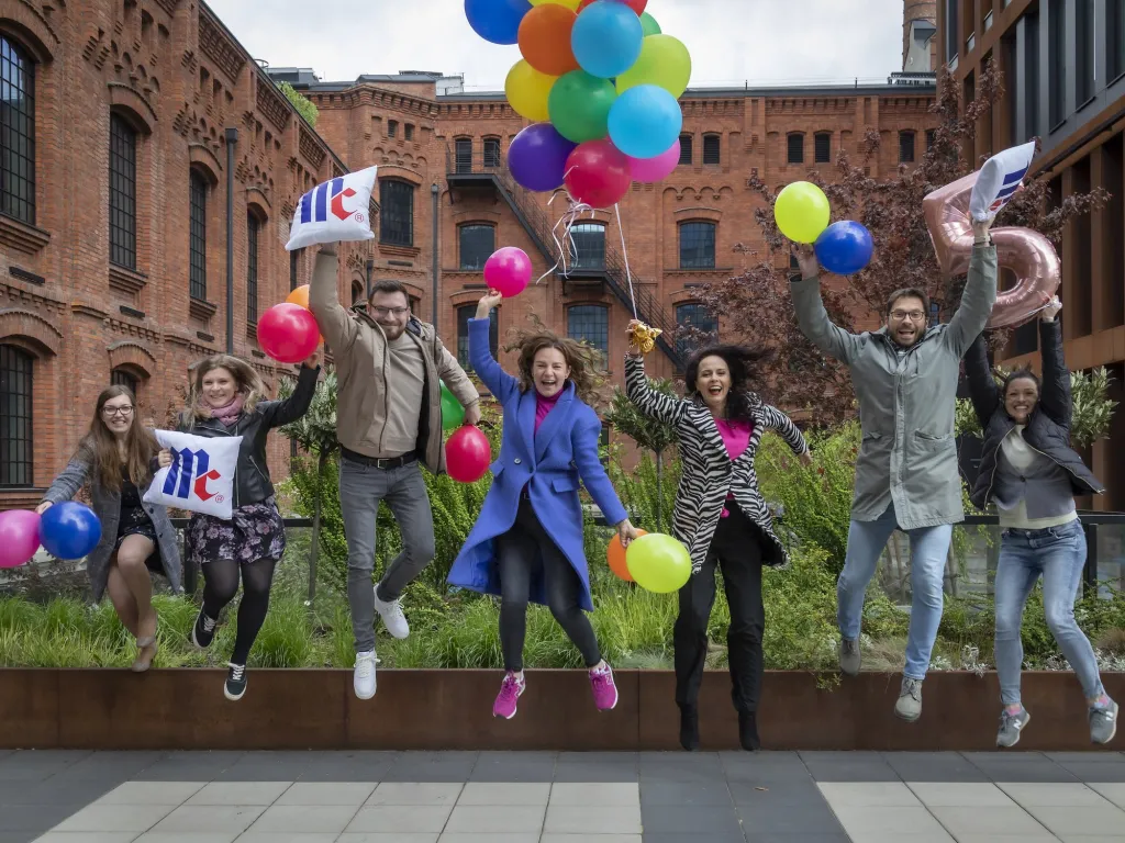 Fotografia korporacyjna – radosny zespół z balonami