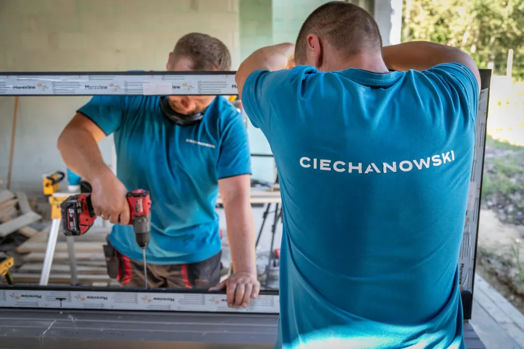 Fotografia korporacyjna – pracownik przy produkcji